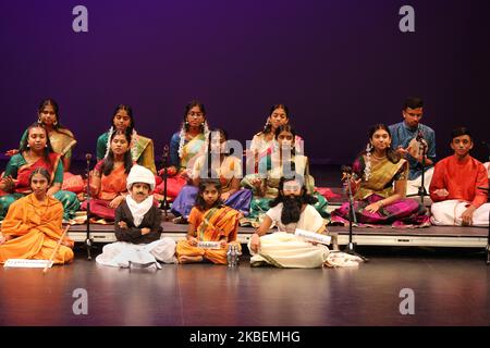 Tamilische Jugendliche spielen am 12. Januar 2020 ein karnatisches Lied, das die tamilische Kultur während eines Kulturprogramms zum Thai Pongal Festival in Markham, Ontario, Kanada, vorstellt. Das Fest des thailändischen Pongal ist ein Dankfest zu Ehren des Sonnengottes (Lord Surya) und feiert eine erfolgreiche Ernte. (Foto von Creative Touch Imaging Ltd./NurPhoto) Stockfoto