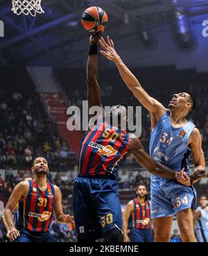 Gustavo Ayon (R) von Zenit St. Petersburg tritt am 15. Januar 2020 in St. Petersburg in der Sibur Arena in St. Petersburg in Aktion mit Micheal Eric (C) von Kirolbet Baskonia Vitoria Gasteiz in Aktion während des 2019/2020 Turkish Airlines EuroLeague regulären Saisonspiels 19 zwischen Zenit St. Petersburg und Kirolbet Baskonia Vitoria Gasteiz. (Foto von Igor Russak/NurPhoto) Stockfoto