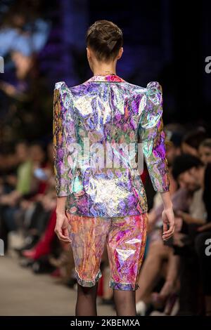 Am 16. Januar 2020 läuft ein Model auf der Marina Hoermanseder Show während der Berlin Fashion Week Herbst/Winter 2020 in Berlin, Deutschland. (Foto von Emmanuele Contini/NurPhoto) Stockfoto