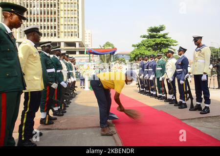 Ein Reiniger, der vor der Ankunft des Gouverneurs den roten Teppich fegt, fand am Mittwoch, dem 15.. Januar, auf dem Festplatz der Streitkräfte auf der Insel Lagos am Tafawa Balewa-Platz, 2020 statt. (Foto von Olukayode Jaiyeola/NurPhoto) Stockfoto