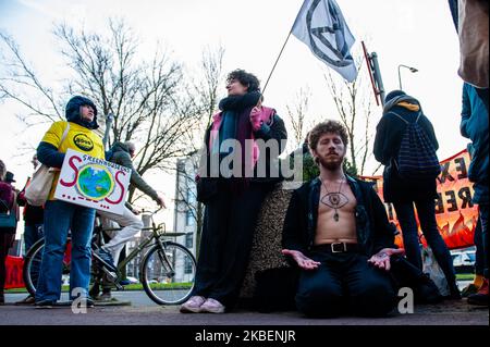 Ein XR-Aktivist meditiert während der zweiten Solidaritätsdemonstration der Extinction Rebellion mit Australien am 16.. Januar 2020 in Den Haag. (Foto von Romy Arroyo Fernandez/NurPhoto) Stockfoto