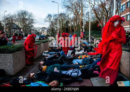 XR-Aktivisten und die Rote Rebellenbrigade führen während der zweiten Solidaritätsdemonstration der Extinction Rebellion mit Australien am 16.. Januar 2020 in Den Haag eine Einsterbeaktion durch. (Foto von Romy Arroyo Fernandez/NurPhoto) Stockfoto