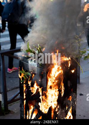 Ein Mülltonne brennt während der Demonstration gegen die Rentenreform am Place d'Italie, Paris am 16. januar 2020 (Foto: Aubin Menestret/NurPhoto) Stockfoto