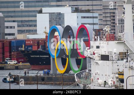 Am 17. Januar 2020 werden im Hafengebiet des Odaiba Marine Park in Minato ward, Tokio, riesige Olympische Ringe installiert. Japan. Das riesige Symbol ist 32,6 Meter breit und 15,3 Meter lang, die Olympischen Sommerspiele 2020 sollen vom 24. Juli bis zum 9. August 2020 stattfinden. (Foto von Alessandro Di Ciommo/NurPhoto) Stockfoto