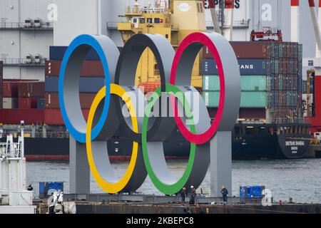 Am 17. Januar 2020 werden im Hafengebiet des Odaiba Marine Park in Minato ward, Tokio, riesige Olympische Ringe installiert. Japan. Das riesige Symbol ist 32,6 Meter breit und 15,3 Meter lang, die Olympischen Sommerspiele 2020 sollen vom 24. Juli bis zum 9. August 2020 stattfinden. (Foto von Alessandro Di Ciommo/NurPhoto) Stockfoto