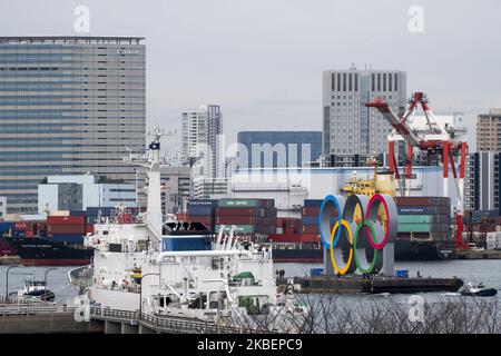 Am 17. Januar 2020 werden im Hafengebiet des Odaiba Marine Park in Minato ward, Tokio, riesige Olympische Ringe installiert. Japan. Das riesige Symbol ist 32,6 Meter breit und 15,3 Meter lang, die Olympischen Sommerspiele 2020 sollen vom 24. Juli bis zum 9. August 2020 stattfinden. (Foto von Alessandro Di Ciommo/NurPhoto) Stockfoto