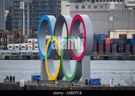 Am 17. Januar 2020 werden im Hafengebiet des Odaiba Marine Park in Minato ward, Tokio, riesige Olympische Ringe installiert. Japan. Das riesige Symbol ist 32,6 Meter breit und 15,3 Meter lang, die Olympischen Sommerspiele 2020 sollen vom 24. Juli bis zum 9. August 2020 stattfinden. (Foto von Alessandro Di Ciommo/NurPhoto) Stockfoto