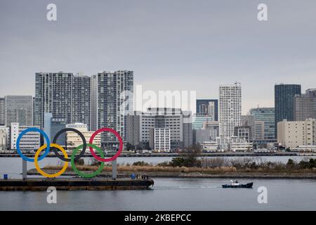 Am 17. Januar 2020 werden im Hafengebiet des Odaiba Marine Park in Minato ward, Tokio, riesige Olympische Ringe installiert. Japan. Das riesige Symbol ist 32,6 Meter breit und 15,3 Meter lang, die Olympischen Sommerspiele 2020 sollen vom 24. Juli bis zum 9. August 2020 stattfinden. (Foto von Alessandro Di Ciommo/NurPhoto) Stockfoto
