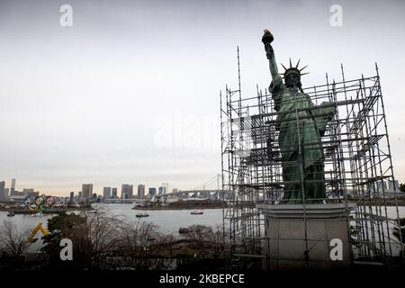 Am 17. Januar 2020 werden im Hafengebiet des Odaiba Marine Park in Minato ward, Tokio, riesige Olympische Ringe installiert. Japan. Das riesige Symbol ist 32,6 Meter breit und 15,3 Meter lang, die Olympischen Sommerspiele 2020 sollen vom 24. Juli bis zum 9. August 2020 stattfinden. (Foto von Alessandro Di Ciommo/NurPhoto) Stockfoto