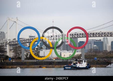 Am 17. Januar 2020 werden im Hafengebiet des Odaiba Marine Park in Minato ward, Tokio, riesige Olympische Ringe installiert. Japan. Das riesige Symbol ist 32,6 Meter breit und 15,3 Meter lang, die Olympischen Sommerspiele 2020 sollen vom 24. Juli bis zum 9. August 2020 stattfinden. (Foto von Alessandro Di Ciommo/NurPhoto) Stockfoto