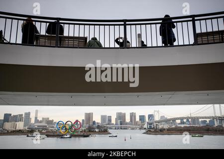 Am 17. Januar 2020 werden im Hafengebiet des Odaiba Marine Park in Minato ward, Tokio, riesige Olympische Ringe installiert. Japan. Das riesige Symbol ist 32,6 Meter breit und 15,3 Meter lang, die Olympischen Sommerspiele 2020 sollen vom 24. Juli bis zum 9. August 2020 stattfinden. (Foto von Alessandro Di Ciommo/NurPhoto) Stockfoto