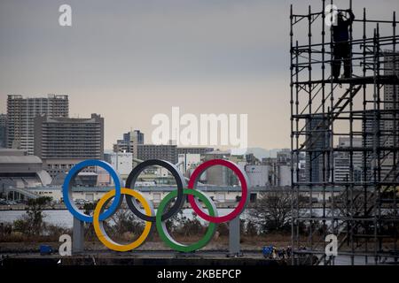 Am 17. Januar 2020 werden im Hafengebiet des Odaiba Marine Park in Minato ward, Tokio, riesige Olympische Ringe installiert. Japan. Das riesige Symbol ist 32,6 Meter breit und 15,3 Meter lang, die Olympischen Sommerspiele 2020 sollen vom 24. Juli bis zum 9. August 2020 stattfinden. (Foto von Alessandro Di Ciommo/NurPhoto) Stockfoto