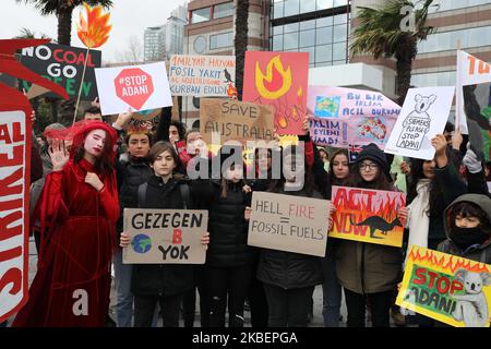 Studenten versammelten sich am 17. Januar 2020 vor dem australischen Konsulat in Istanbul zu einem Protest gegen die jüngsten Brände in Australien und die Klimakrise. Die Demonstration wurde von Fridays for Future Turkey organisiert und von den Ökologen Extinction Rebellion Turkey, Zero Future Campaign, HAYDI, Istanbul Vegan Initiative und Eco Student unterstützt. (Foto von Erhan Demirtas/NurPhoto) Stockfoto