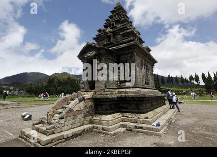 Touristen sind am 12. Januar 2020 im Arjuna-Tempelkomplex, einem Hindu-Tempelgebäude im Dieng-Plateau, Banjarnegara Regency, Zentral-Java, zu finden. (Foto von Adriana Adie/NurPhoto) Stockfoto