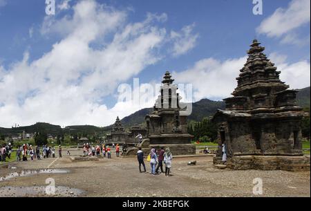 Touristen sind am 12. Januar 2020 im Arjuna-Tempelkomplex, einem Hindu-Tempelgebäude im Dieng-Plateau, Banjarnegara Regency, Zentral-Java, zu finden. (Foto von Adriana Adie/NurPhoto) Stockfoto