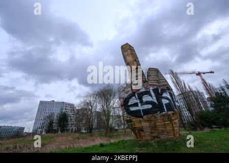 Verbände greifen das Projekt der Umwandlung des alten Güterbahnhofs an, das vom Bürgermeister der Stadt Martine Aubry durchgeführt wurde, und prangern seine Urbanisierungspolitik an, einige Mitglieder dieser Verbände haben am 17. Januar 2020 als Zeichen des Protests in Lille, Frankreich, Holzskulpturen gepflanzt. (Foto von Thierry Thorel/NurPhoto) Stockfoto