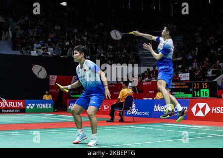 Huang Dongping (L) und Wang Yilyu (R) aus China treten am vierten Tag des Daihatsu Indonesia Masters in Istora Gelora Bung Karno am 17. Januar 2020 in Jakarta, Indonesien, im Viertelfinalspiel Mix Double gegen Chris Adcock und Gabrielle Adcock aus England an. (Foto von Andrew Gal/NurPhoto) Stockfoto