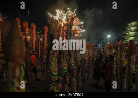 Chinesische Nachfahren beten am Ende des 2570. Chinesischen Kalenders am 17. Januar 2020 im Budhi-Bhakti-Tempel, Batam, Riau-Inseln, Indonesien. Das Jahresendgebet ist eine Reihe von Ritualen zur Begrüßung des chinesischen Neujahrs 2570/2020, das die Bedeutung hat, Toa Pek Kong oder den Küchengott vor der chinesischen Neujahrsfeier in den Himmel zu bringen. . Es ist auch ein Ausdruck der Dankbarkeit für die Segnungen, die im vergangenen Jahr erreicht wurden. (Foto von Teguh Prihatna/NurPhoto) Stockfoto