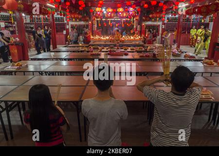 Chinesische Nachfahren beten am Ende des 2570. Chinesischen Kalenders am 17. Januar 2020 im Budhi-Bhakti-Tempel, Batam, Riau-Inseln, Indonesien. Das Jahresendgebet ist eine Reihe von Ritualen zur Begrüßung des chinesischen Neujahrs 2570/2020, das die Bedeutung hat, Toa Pek Kong oder den Küchengott vor der chinesischen Neujahrsfeier in den Himmel zu bringen. . Es ist auch ein Ausdruck der Dankbarkeit für die Segnungen, die im vergangenen Jahr erreicht wurden. (Foto von Teguh Prihatna/NurPhoto) Stockfoto