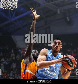 Maurice Ndour von Valencia Basket (L) und Gustavo Ayon von Zenit St. Petersburg wetteifern beim 2019/2020 Turkish Airlines EuroLeague-Spiel der regulären Saison 20 zwischen Zenit St. Petersburg und Valencia Basket in der Sibur Arena am 17. Januar 2020 in Sankt Petersburg, Russland, um den Ball. (Foto von Igor Russak/NurPhoto) Stockfoto