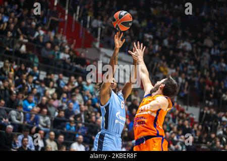 Andrew Albicy (L) von Zenit St. Petersburg wetteifern um den Ball während des 2019/2020 Turkish Airlines EuroLeague regulären Saison Round 20-Spiels zwischen Zenit St. Petersburg und Valencia Basket in der Sibur Arena am 17. Januar 2020 in Sankt Petersburg, Russland. (Foto von Igor Russak/NurPhoto) Stockfoto