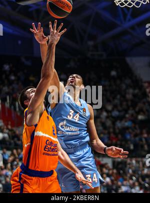 Gustavo Ayon (R) von Zenit St. Petersburg wetteifern um den Ball während des 2019/2020 Turkish Airlines EuroLeague regulären Saison Round 20-Spiels zwischen Zenit St. Petersburg und Valencia Basket in der Sibur Arena am 17. Januar 2020 in Sankt Petersburg, Russland. (Foto von Igor Russak/NurPhoto) Stockfoto