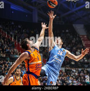 Sam Van Rossom von Valencia Basket (L) und Evgeny Voronov von Zenit St. Petersburg wetteifern während des 2019/2020 Turkish Airlines EuroLeague-Spiels der regulären Saison 20 zwischen Zenit St. Petersburg und Valencia Basket in der Sibur Arena am 17. Januar 2020 in Sankt Petersburg, Russland, um den Ball. (Foto von Igor Russak/NurPhoto) Stockfoto