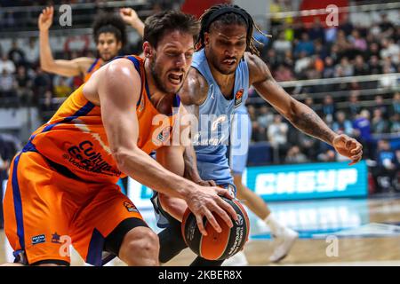 Andrew Albicy (R) von Zenit St. Petersburg wetteifern während des 2019/2020 Turkish Airlines EuroLeague-Spiels der regulären Saison 20 zwischen Zenit St. Petersburg und Valencia Basket in der Sibur Arena am 17. Januar 2020 in Sankt Petersburg, Russland, um den Ball. (Foto von Igor Russak/NurPhoto) Stockfoto