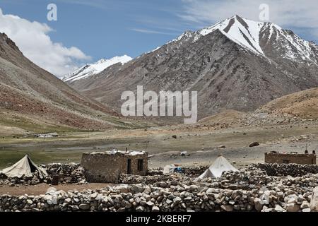 Am 5. Juli 2014 wurde in Tsoltak, Ladakh, Jammu und Kaschmir, Indien, ein mit Steinen erbautes Nomadenlager hoch im Himalaya errichtet. (Foto von Creative Touch Imaging Ltd./NurPhoto) Stockfoto