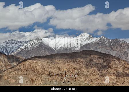 Buddhistische Gebetsfahnen hoch im Himalaya in Durbuk, Ladakh, Jammu und Kaschmir, Indien, am 5. Juli 2014. (Foto von Creative Touch Imaging Ltd./NurPhoto) Stockfoto
