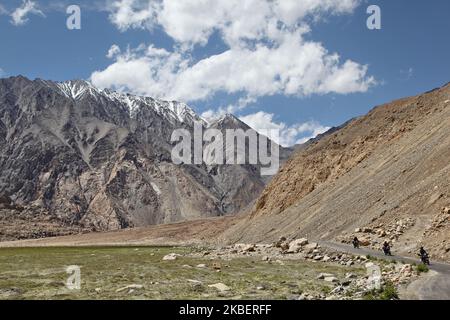 Indische Touristen fahren am 5. Juli 2014 auf einer abgelegenen Bergstraße hoch im Himalaya in Pangong, Ladakh, Jammu und Kaschmir, Indien, Motorräder. (Foto von Creative Touch Imaging Ltd./NurPhoto) Stockfoto