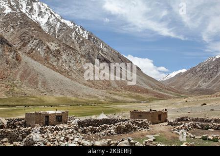 Am 5. Juli 2014 wurde in Tsoltak, Ladakh, Jammu und Kaschmir, Indien, ein mit Steinen erbautes Nomadenlager hoch im Himalaya errichtet. (Foto von Creative Touch Imaging Ltd./NurPhoto) Stockfoto