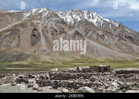 Am 5. Juli 2014 wurde in Tsoltak, Ladakh, Jammu und Kaschmir, Indien, ein mit Steinen erbautes Nomadenlager hoch im Himalaya errichtet. (Foto von Creative Touch Imaging Ltd./NurPhoto) Stockfoto