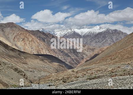 Tal hoch im Himalaya in Durbuk, Ladakh, Jammu und Kaschmir, Indien am 5. Juli 2014. (Foto von Creative Touch Imaging Ltd./NurPhoto) Stockfoto