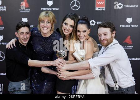 Die Darsteller von 'Vida perfecta' (Leticia Dolera, Celia Frejeiro, Aixa Villagran, Enric Auquer, Manuel Burque) posieren im Pressesaal, nachdem sie am 16. Januar 2020 im Teatro Auditorio Ciudad de Alcobendas in Madrid, Spanien, den Preis für die beste Comedian-tv-Show während der 'Feroz Awards' 2020 gewonnen haben. (Foto von A. Ware/NurPhoto) Stockfoto