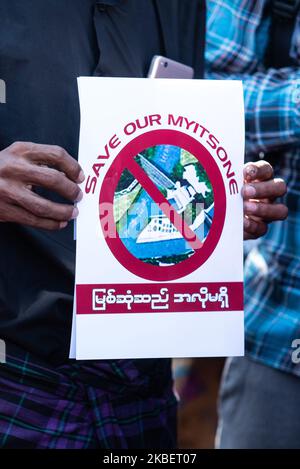 Ein Protestler hält ein Plakat während eines Protestes gegen das MyIT Sone-Staudamm-Projekt in Yangon, Myanmar, am 18. Januar 2019. Der Protest fand zur gleichen Zeit während des Besuchs des chinesischen Präsidenten Xi Jinping in Myanmar statt. Das Projekt MyIT Sone Dam im Bundesstaat Kachin wird von der staatlichen chinesischen State Power Investment Corporation finanziert. Das Projekt begann 2009 und wurde im September 2011 nach landesweiten öffentlichen Protesten eingestellt. (Foto von Shwe Paw Mya Tin/NurPhoto) Stockfoto