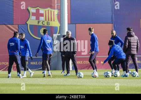 Der Trainer Quique Setien trainiert mit seinen Spielern während der Trainingseinheit des FC Barcelona mit dem neuen Trainer Quique Setien am 18. Januar 2020 in Barcelona, Spanien, bei Ciutat Esportiva Joan Gamper. (Foto von Xavier Bonilla/NurPhoto) Stockfoto