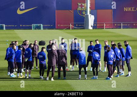 Quique Setien Trainer des FC Barcelona im Gespräch mit allen seinen Spielern während der Trainingseinheit des FC Barcelona mit dem neuen Trainer Quique Setien bei Ciutat Esportiva Joan Gamper am 18. Januar 2020 in Barcelona, Spanien. (Foto von Xavier Bonilla/NurPhoto) Stockfoto