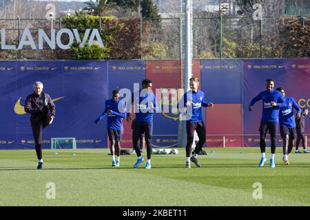 Quique Setien Trainer des FC Barcelona trainiert mit seinen Spielern während der Trainingseinheit des FC Barcelona mit dem neuen Trainer Quique Setien bei Ciutat Esportiva Joan Gamper am 18. Januar 2020 in Barcelona, Spanien. (Foto von Xavier Bonilla/NurPhoto) Stockfoto