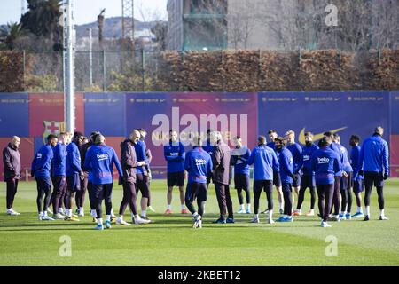 Quique Setien Trainer des FC Barcelona im Gespräch mit allen seinen Spielern während der Trainingseinheit des FC Barcelona mit dem neuen Trainer Quique Setien bei Ciutat Esportiva Joan Gamper am 18. Januar 2020 in Barcelona, Spanien. (Foto von Xavier Bonilla/NurPhoto) Stockfoto