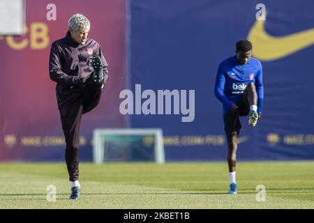 Quique Setien Trainer des FC Barcelona trainiert mit seinen Spielern während der Trainingseinheit des FC Barcelona mit dem neuen Trainer Quique Setien bei Ciutat Esportiva Joan Gamper am 18. Januar 2020 in Barcelona, Spanien. (Foto von Xavier Bonilla/NurPhoto) Stockfoto