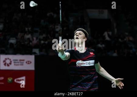 Anders Antonsen aus Dänemark tritt am fünften Tag des Daihatsu Indonesia Master in Istora Gelora Bung Karno am 18. Januar 2020 in Jakarta, Indonesien, im Halbfinalspiel der Männer im Einzel gegen Lee Cheuk Yiu aus Hongkong an. (Foto von Andrew Gal/NurPhoto) Stockfoto