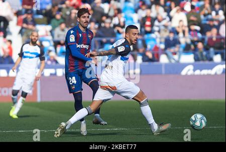 Jose Angel Gomez Campana von Levante und Jose Luis Sanmartin, Joselu Mato von Alaves während des La Liga Santander Spiels zwischen Levante und Alaves im Estadio Ciutat de Valencia am 18. Januar 2020 in Valencia, Spanien (Foto: Maria Jose Segovia/NurPhoto) Stockfoto