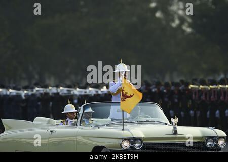 Der thailändische König Maha Vajiralongkorn inspiziert die Ehrenwache anlässlich der Königlichen Krönung am 18. Januar 2020 im Kavalleriezentrum der Royal Thai Army im Militärlager Adisorn in der Provinz Saraburi, Thailand, am Tag der Royal Thai Armed Forces. (Foto von Anusak Laowias/NurPhoto) Stockfoto