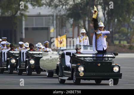 Der thailändische König Maha Vajiralongkorn inspiziert die Ehrenwache anlässlich der Königlichen Krönung am 18. Januar 2020 im Kavalleriezentrum der Royal Thai Army im Militärlager Adisorn in der Provinz Saraburi, Thailand, am Tag der Royal Thai Armed Forces. (Foto von Anusak Laowias/NurPhoto) Stockfoto