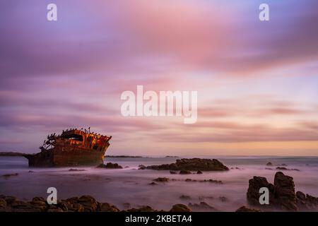 Bildnummer A1RT47693. Ein Blick in die Dämmerung des Wracks des Meisho Maru Nr. 38, die Wellen und das Meer verschwimmt durch eine lange Belichtung, auf den Cape Agulhas coas Stockfoto