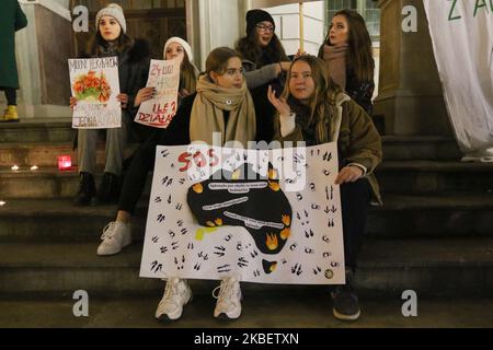 Unterstützung für die australische Kundgebung Teilnehmer werden am 18. Januar 2020 in Danzig, Polen, zu sehen sein Junge Aussterbungsrebellion und Jugendklimarahienaktivisten protestierten im Stadtzentrum von Danzig, um Menschen und die Natur in Australien in Brand zu unterstützen. Sie riefen zu Maßnahmen zum Schutz der Umwelt und zur Beendigung des Kohlebergbaus auf. (Foto von Michal Fludra/NurPhoto) Stockfoto