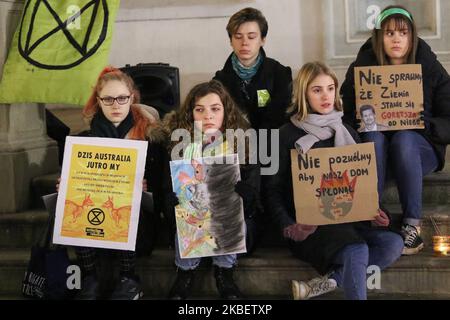 Unterstützung für die australische Kundgebung Teilnehmer werden am 18. Januar 2020 in Danzig, Polen, zu sehen sein Junge Aussterbungsrebellion und Jugendklimarahienaktivisten protestierten im Stadtzentrum von Danzig, um Menschen und die Natur in Australien in Brand zu unterstützen. Sie riefen zu Maßnahmen zum Schutz der Umwelt und zur Beendigung des Kohlebergbaus auf. (Foto von Michal Fludra/NurPhoto) Stockfoto