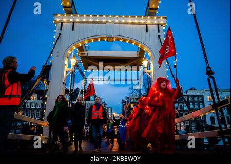 Die Brigade der Roten Rebellen überquert eine der berühmten Brücken in Amsterdam während des künstlerischen marsches der Extinction Rebellion am 18.. Januar 2020 (Foto: Romy Arroyo Fernandez/NurPhoto) Stockfoto