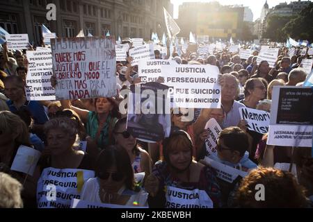 Demonstranten nehmen an den gedenkfeiern zum fünften Jahrestag des Todes von Sonderanwalt Alberto NismanÂ´s am 18. Januar 2020 in Buenos Aires, Argentinien, auf der Plaza Vaticano Teil. (Foto von MatÃ­as Baglietto/NurPhoto) Stockfoto